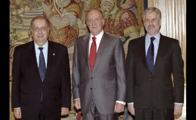 Don Juan Carlos, en compañía del Presidente de la Asamblea de Portugal, Jaime José Matos da Gama, y del presidente del Congreso, Manuel Marín