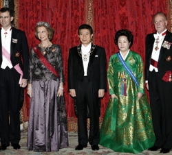 Los Reyes, acompañados por el Príncipe de Asturias, junto al Presidente de Corea, Roh Moo-Hyun, y su esposa, Kwan Yang-Suk