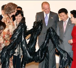 Los Reyes y el Presidente de Corea y su esposa contemplan la obra Spider, de Yong Ho Ji