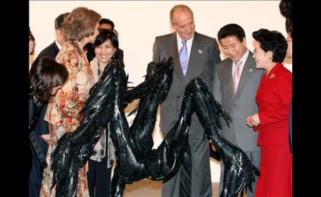 Los Reyes y el Presidente de Corea y su esposa contemplan la obra Spider, de Yong Ho Ji