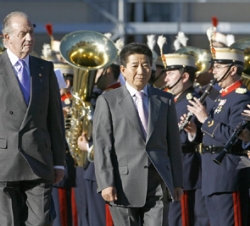 Don Juan Carlos y el Presidente Roh Moo-Hyun pasan revista a la unidad de la Guardia Real