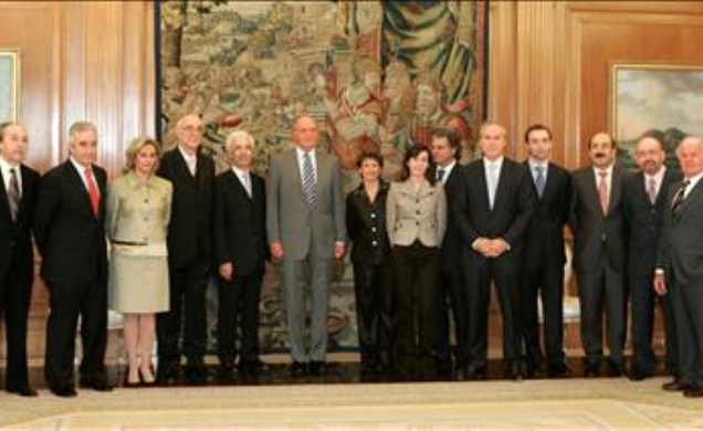 Su Majestad el Rey junto a los miembros de la Comisión Ejecutiva organizadora del 150 aniversario de la Escuela Universitaria de Ingeniería Técnica de