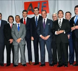 Don Felipe junto a los galardonados tras recibir los Premios Nacionales Joven Empresario