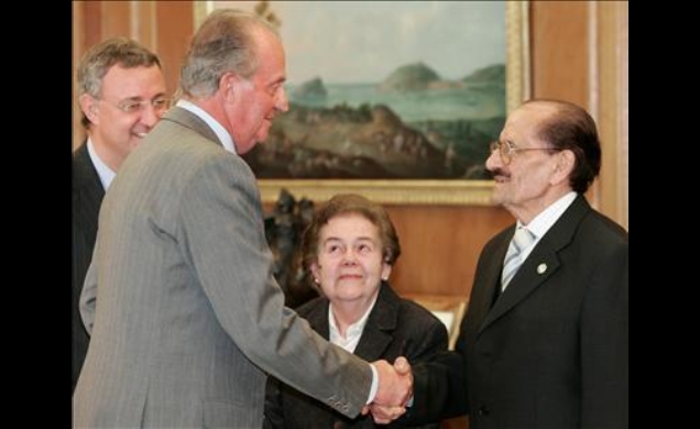 Don Juan Carlos saluda a los galardonados con la Medalla de Oro al Mérito al Trabajo en 2006