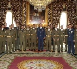 Don Juan Carlos, junto a los integrantes de la Comisión del Grupo Militar de Alta Montaña
