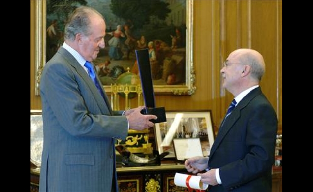 Su Majestad el Rey recibe de manos del presidente de la Fundación Profesor Manuel Broseta, Vicente Carbonell, el Premio Convivencia