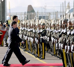 El Príncipe de Asturias pasa revista a un batallón de honor, junto al Ministro de Relaciones Exteriores de Ecuador, Francisco Carrión, tras su llegada