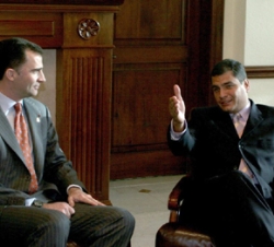 Don Felipe y el Presidente electo de Ecuador, Rafael Correa, durante un encuentro anterior a la ceremonia de investidura