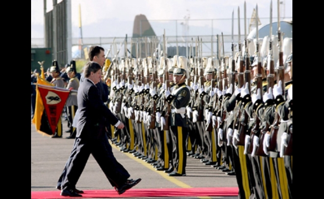 El Príncipe de Asturias pasa revista a un batallón de honor, junto al Ministro de Relaciones Exteriores de Ecuador, Francisco Carrión, tras su llegada