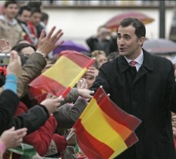 S.A.R. el Príncipe de Asturias saluda a los utreranos congregados a su llegada a la ciudad sevillana