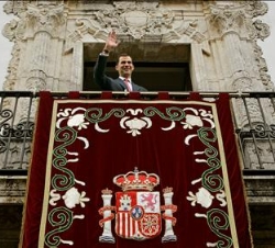 Don Felipe saluda desde el balcón del Consistorio