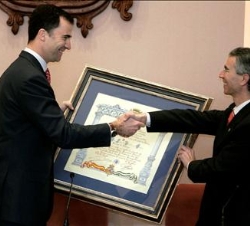 El alcalde le hace entrega del título de ?Hijo Adoptivo y Medalla de Oro de la ciudad?