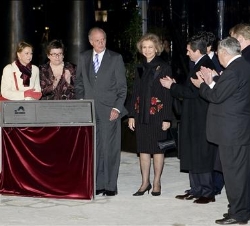Su Majestad el Rey descubre una placa conmemorativa