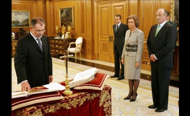 Sus Majestades los Reyes durante la promesa del cargo del ministro de Justicia