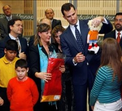 Su Alteza Real el Príncipe de Asturias recibe un obsequio durante la inauguración