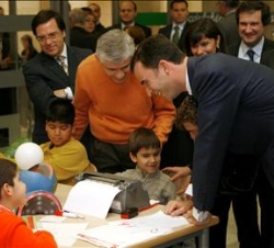 Don Felipe conversa con unos niños durante su recorrido por las instalaciones