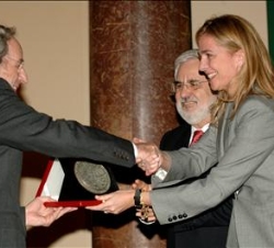 Doña Cristina hace entrega del premio al profesor Salvador Giner