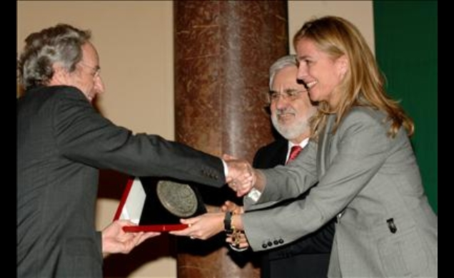 Doña Cristina hace entrega del premio al profesor Salvador Giner