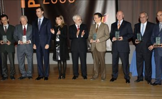 Sus Altezas Reales los Príncipes de Asturias con los galardonados