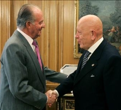 Su Majestad el Rey recibe el saludo del presidente de AENOR, Manuel López Cachero