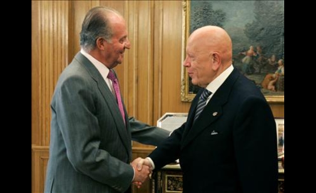 Su Majestad el Rey recibe el saludo del presidente de AENOR, Manuel López Cachero