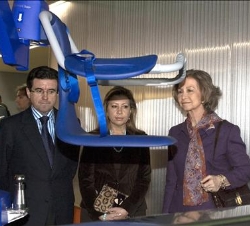 Doña Sofía, durante su recorrido por las instalaciones, junto con el presidente de la Comunidad Autónoma de las Illes Balears, Jaume Matas, y la presi