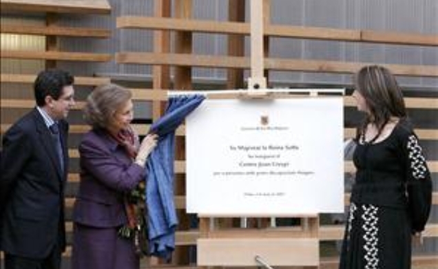 Su Majestad la Reina descubre una placa conmemorativa, en presencia del presidente de la Comunidad Autónoma de las Illes Balears, Jaume Matas, y la co