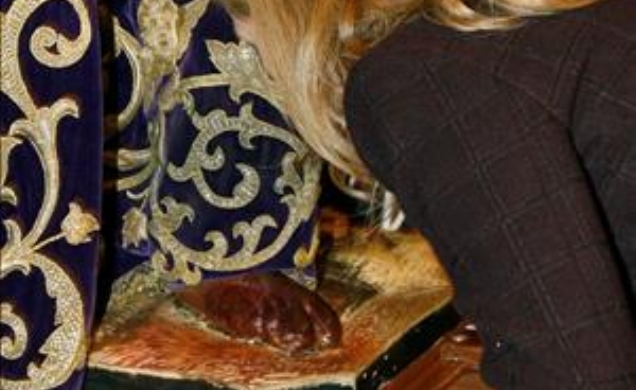 Su Alteza Real la Infanta Doña Cristina conversa con el vicario principal de la Basílica de Nuestro Padre Jesús de Medinaceli