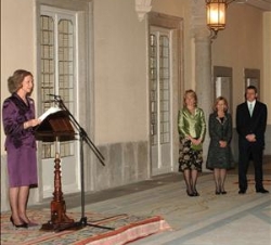 Su Majestad, durante sus palabras, en presencia de la ministra de Sanidad y Consumo, la presidenta de la Comunidad de Madrid y el alcalde de Madrid, A