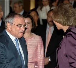 Doña Sofía recibe el saludo de Rodolfo Martín Villa