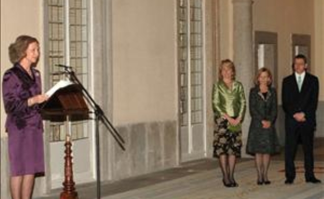 Su Majestad, durante sus palabras, en presencia de la ministra de Sanidad y Consumo, la presidenta de la Comunidad de Madrid y el alcalde de Madrid, A