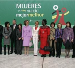 La Reina, acompañada por la vicepresidenta primera del Gobierno, la Primera Ministra de Mozambique, los ministros de Agricultura, Pesca y Alimentación