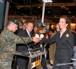 Su Alteza Real, en el stand del Ministerio de Defensa