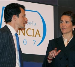 Doña Elena conversa con el astronauta Pedro Duque en el Salón INTERDIDAC