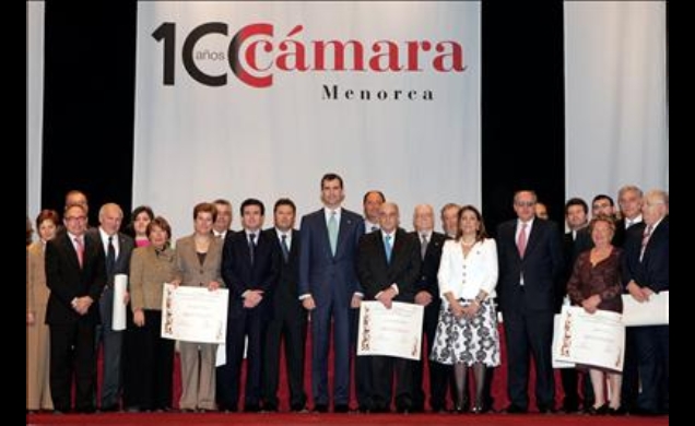 El Príncipe de Asturias junto a los componentes de la Cámara de Industria, Comercio y Navegación de Menorca