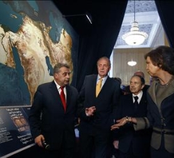 Los Reyes y el Presidente de durante la inauguración de la exposición sobre Ibn Jaldún"Entre Argelia y Al Andalus"