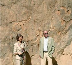 Sus Majestades, delante del bajorrelieve"La vaca que llora"