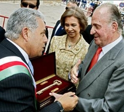 Sus Majestades reciben de manos del Alcalde de Orán las llaves de la ciudad