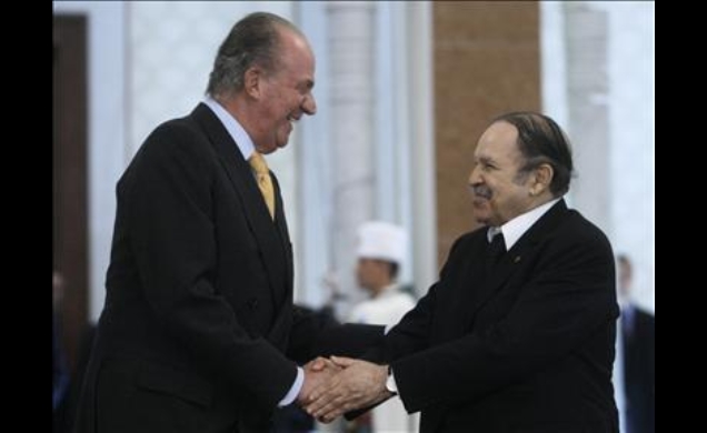 Su Majestad el Rey y el Presidente Bouteflika, en el Aeropuerto de Argel