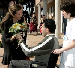Doña Elena recibe un ramo de flores a su llegada a la sede de la Fundación San José