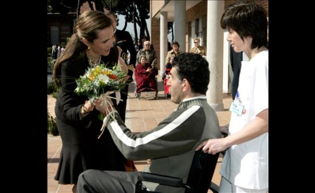Doña Elena recibe un ramo de flores a su llegada a la sede de la Fundación San José