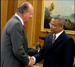 Don Juan Carlos saluda al primer ministro de Cabo Verde, José María Pereira Neves