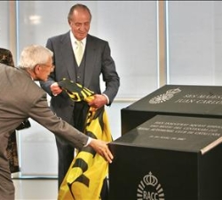 Sus Majestades descubren una placa conmemorativa, en presencia del presidente del RACC