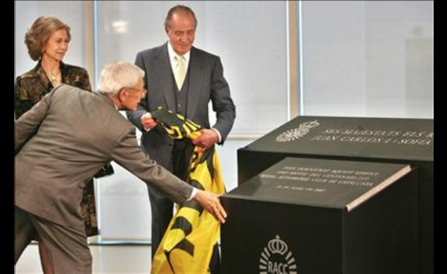 Sus Majestades descubren una placa conmemorativa, en presencia del presidente del RACC