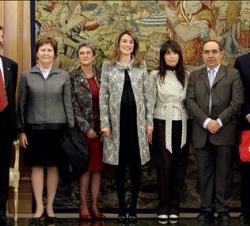 Doña Letizia junto a los representantes de la Fundación "Save the children"