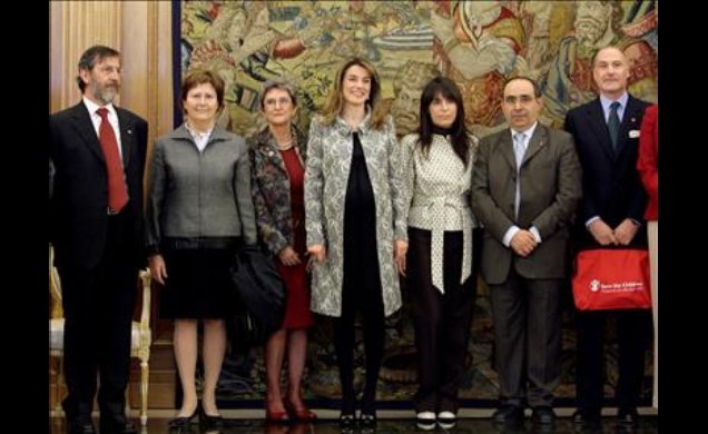 Doña Letizia junto a los representantes de la Fundación "Save the children"