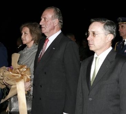 Sus Majestades los Reyes a su llegada a la base aérea de Medellín