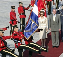 Don Juan Carlos y Doña Sofía, durante la ofrenda floral realizada ante el monumento que preside la Plaza de los Próceres, en San Salvador