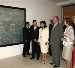 Los Reyes durante la inauguración en el Museo de Arte de El Salvador (MARTE) de la exposición "Sin límites. Pintura española y salvadoreña para u