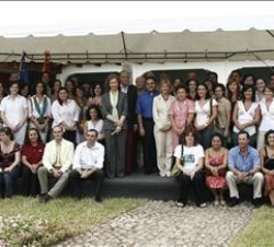 Don Juan Carlos y Doña Sofía, con los cooperantes españoles en Suchitoto